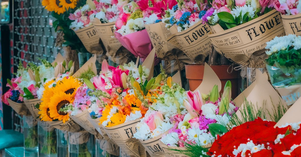 Customising Your Floral Installations to Fit Event Themes