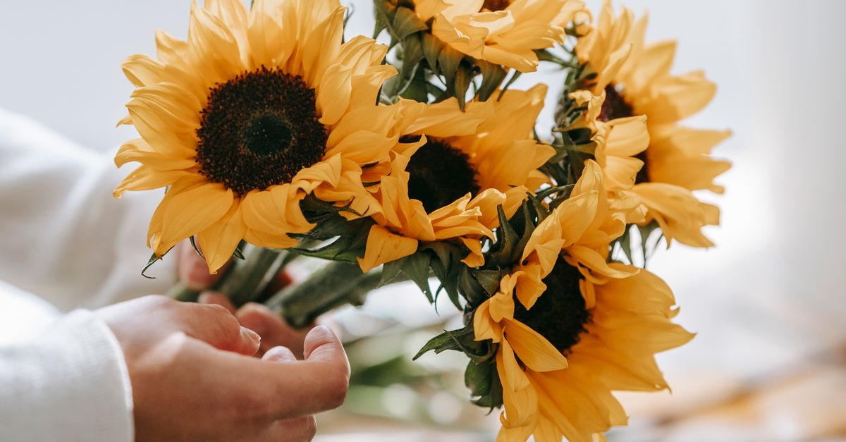 Designing Centrepieces that Match Your Event Theme