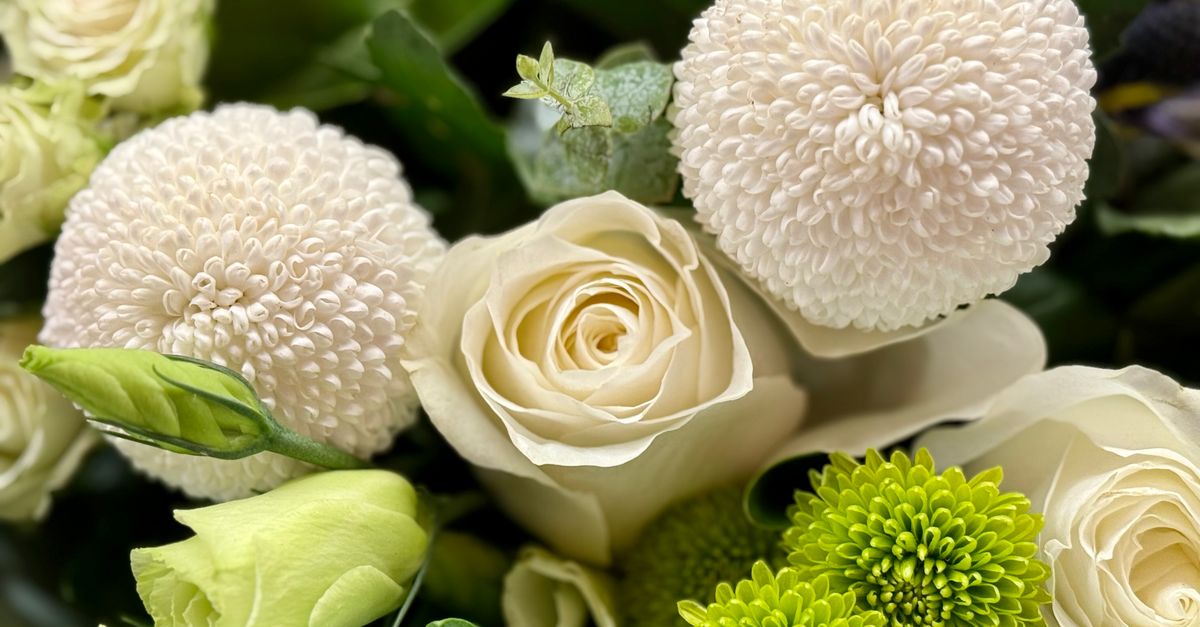 DIY Ceremony Flower Ideas for Budget-Conscious Couples
