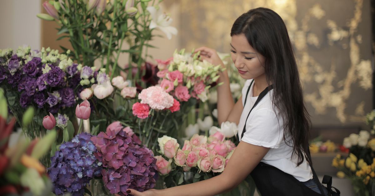 How to Create a Stunning Summer Flower Arrangement
