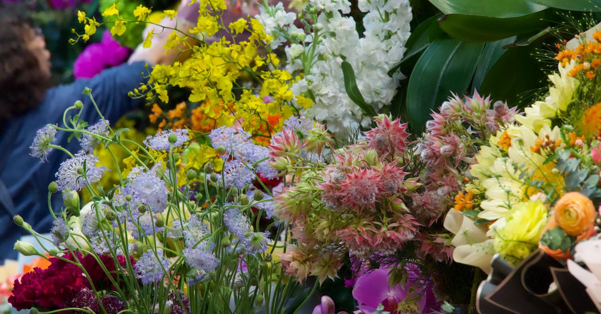 Mixing Textures in Floral Installations for Modern Weddings