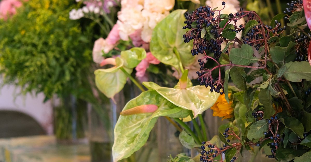 Traditional and Modern Floral Designs for Ceremony Decor